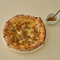 料理メニュー写真&nbsp;4種チーズとナッツのハニーピッツァ