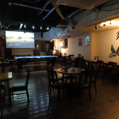 大型プロジェクター完備！スポーツ観戦や思い出のムービー上映など、圧倒的な臨場感で盛り上がれる楽しさ満点の空間です。貸切のご相談も承っておりますので、大切な仲間と最高のひとときをお過ごしください☆