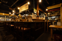 当店のカウンター席は他のお店のカウンター席よりテーブルの奥行きがありますので料理もバッチリのりますよ！！なによりお一人様の来店も多いのが特徴です！カウンター専用メニューもございます！！