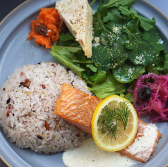 彩り豊かなデリプレートやパスタなどこだわりのメニュー