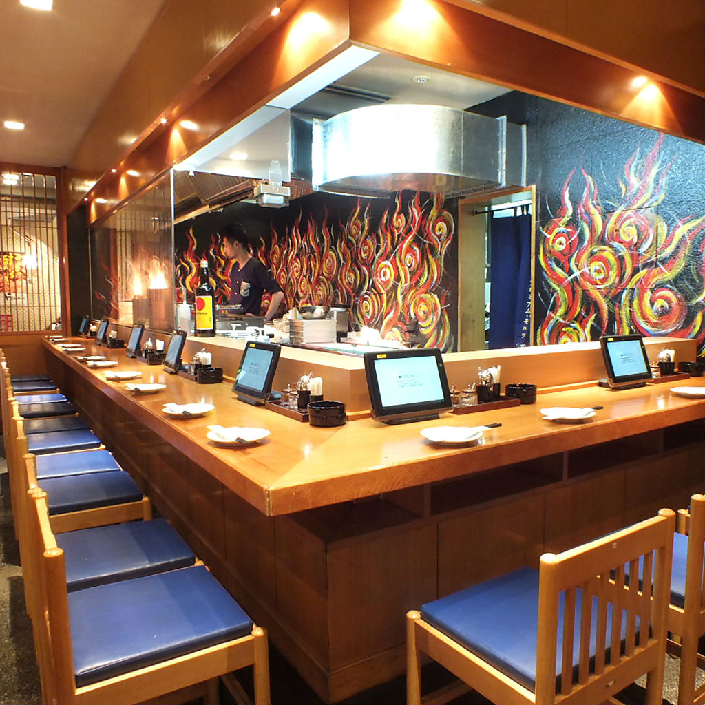 人気のカウンター席では臨場感溢れる料理を目でも楽しんで頂けます。