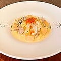 料理メニュー写真 サーモンと3種のきのこのクリームソース(フェットチーネ)
