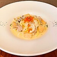 サーモンと3種のきのこのクリームソース(フェットチーネ)