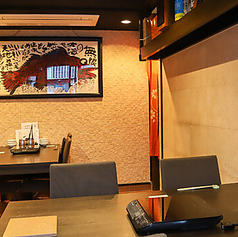 4名様掛けのテーブルを2卓ご用意しております。和を大切にした店内で日頃の忙しさをいったん忘れて、日々の疲れを癒しましょう