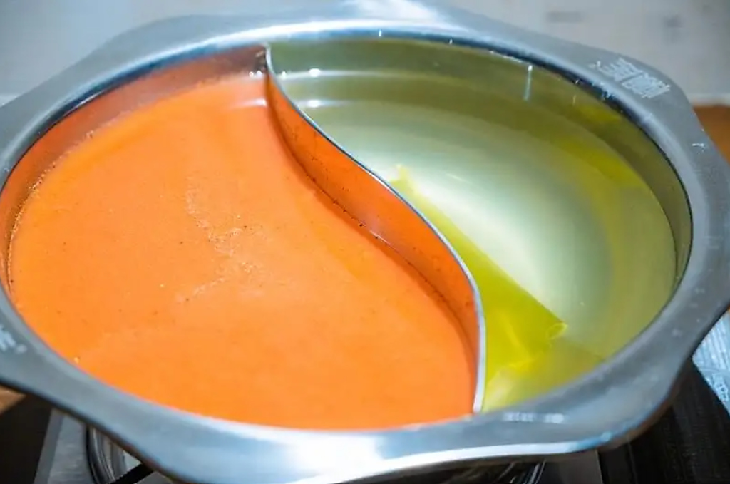 当店のしゃぶしゃぶはお好みのスープを2種類選んで、お好きな具材を選ぶスタイル！