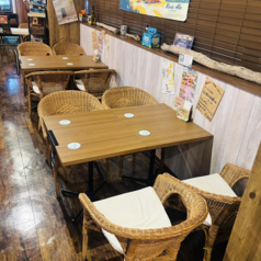 ・4名席が3つ　・4名席の個室が1つございます。(個室はソファー席になります。)テーブルが動かせるので12名様までは一列でご利用いただけます♪
