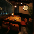 【夜景眺望席】4～5名様♪最高の夜景を楽しみながら、おすすめの逸品を食して頂きたく準備させて頂いた、店内１席のみの特別席。皆様にとっての特別に使って頂けるならば、精一杯のおもてなしをさせて頂きます。ご家族など大切なひと時にはぜひ。