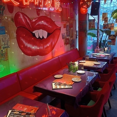 カラフルな調度品が目を惹く店内。さながら本場タイのリゾート地にいるような非日常感が魅力です。気軽なランチにはもちろん、デートや女子会にもおすすめ。