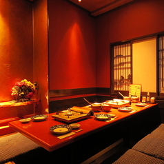 【8名様用※完全個室※】様々な掘り炬燵個室は、接待・宴会・顔合わせなどに最適です！落ち着いた雰囲気の掘りごたつ個室は観光、大切な記念日など様々なご利用に最適です。