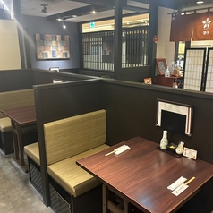 2-4名様でゆったりくつろげるソファ付きBOX席をご用意。壁に囲まれた半個室風の空間で、周りを気にせず会話が楽しめます。デートや友人との食事はもちろん、落ち着いた雰囲気でゆっくり過ごしたい方にも最適です。