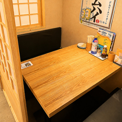 周囲を気にせず、ゆったりとお食事や会話を楽しめるテーブル席をご用意しております。落ち着いた雰囲気の中で、心地よいひとときをお過ごしいただけます。お二人からご利用可能ですので、デートやご友人とのお食事、ビジネスシーンにもぜひご活用ください。