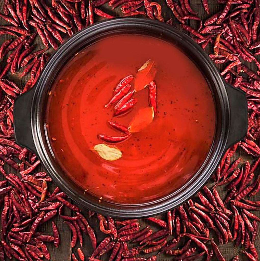 当店ではお肉の旨味成分だけで煮ています!!テーブル上にある調味料も召し上がってください!!