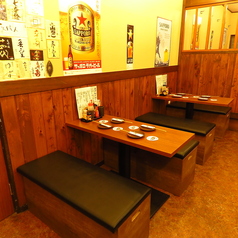 店内は、木の温もりを感じるレトロな空間が広がる大衆酒場です。テーブル席は4名様テーブルが2卓ございます。