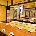 【落ち着いた和の雰囲気】少人数～大人数まで、人数に合わせて掘りごたつ個室のご利用が可能です。ゆったりとしたひとときを過ごせる特別な空間です。周囲を気にせず、プライベートな空間で会話を楽しむことができるリラックスした時間を提供いたします。