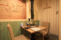 4名様のご利用にぴったりのテーブル席をご用意しております！木目を基調とした内装で、カジュアルながらも落ち着いた雰囲気が魅力です。気の置けない仲間との飲み会や、少人数のご家族利用にもおすすめです♪