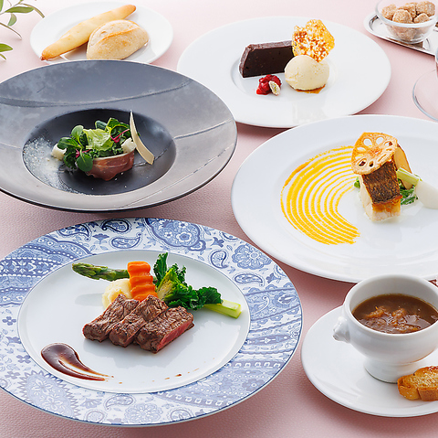 中洲の景色とオープンキッチンの活気に包まれ、博多和牛の炭火焼きを愉しむ至福の時。