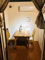完全個室空間。テーブルタイプのお部屋。２名様から３名様までご利用可能です。