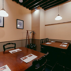 ビジネスでの接待やグループでの会食に最適な8名様用個室。イギリスのアンティークが織りなす格調高い雰囲気の中、特別な時間をお過ごしいただけます。完全個室でプライベートも確保されており、大切なゲストとのお食事に最適です。