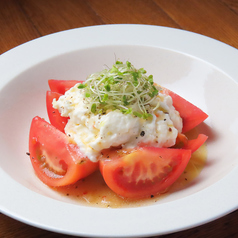 トマトとストラッチャテッラチーズ