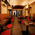 【1階貸切】赤い丸椅子がパッと映える賑やかな店内！テーブル配置も自由に組み替えられるので、大人数の宴会にも対応可能！ガラス窓から外の景色も見えて開放感もあり、大人数の宴会にピッタリです！