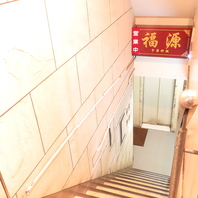 地下に佇むおしゃれ空間♪中国風の飾り物が可愛いお店◎