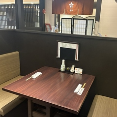 2-4名様でゆったりくつろげるソファ付きBOX席をご用意。壁に囲まれた半個室風の空間で、周りを気にせず会話が楽しめます。デートや友人との食事はもちろん、落ち着いた雰囲気でゆっくり過ごしたい方にも最適です。