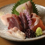 角が立ったお造りは、獲れたてならではの弾力と透き通るような旨味が自慢です。