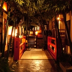 風情ある入口から足を一歩踏み入れ、いざ京都の世界へ…