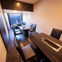 【テラス席も利用可能：10～16名様】最大16名様ご利用出来ます。17名様以上のご予約はお問合せください！天気の良い日などテラス席も利用出来ます。