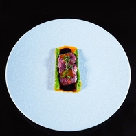 店主が調理したこだわりの一品をご堪能あれ