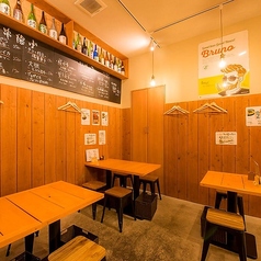 【テーブル席：2～18名様】様々なシーンに合わせた空間作り◎テーブル席はレイアウトを自由に組み合わせ、様々なシーンでご利用いただけます。各種宴会やご友人との飲み会、お誕生日のお祝いの席など、お気軽にお問い合わせください。もちろん2人席としてもご利用いただけますので、デートにも最適◎