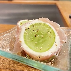 季節の果実とチーズの生ハム巻き