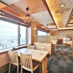 大阪を一望できるテーブル席。東には生駒山が眺められ、眼下には大阪の街が広がります。