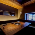 落ち着いたプライベート空間をお求めの方に最適な5名様用の個室をご用意しております。ご家族やご友人との大切な時間を、周囲を気にせずゆったりとお楽しみいただける贅沢な空間です。誕生日や記念日、ビジネスでのご利用にもおすすめの個室で、特別なひとときを彩ります。