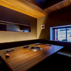 落ち着いたプライベート空間をお求めの方に最適な5名様用の個室をご用意しております。ご家族やご友人との大切な時間を、周囲を気にせずゆったりとお楽しみいただける贅沢な空間です。誕生日や記念日、ビジネスでのご利用にもおすすめの個室で、特別なひとときを彩ります。