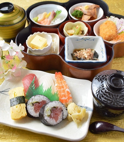 創業49年、広々した店内でゆっくりと旬の素材を生かした和食やお寿司をご堪能下さい！