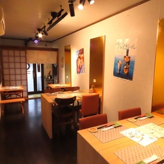 【最大20人まで収容可能】開放感あふれる明るい店内が魅力です。最大20席で、友達や家族との集まりにもぴったり。宴会や女子会など、様々なシーンで利用しやすい環境が整っています。気軽に立ち寄れる雰囲気の中で、楽しい時間を過ごせるのが嬉しいポイント。ぜひ、特別なひとときをここで楽しんでみてください★