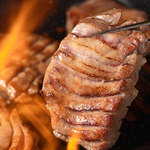 厚切り牛タンを贅沢に使用した炭火焼きが大人気!!じっくり焼き上げることで香ばしさとジューシーな旨みが際立ちます!噛むほどに広がる牛タン特有の旨みと食べ応えは、お酒との相性も抜群♪各種ご宴会には飲み放題付きコースがオススメ!(赤羽/個室/居酒屋/牛タン/肉料理/飲み放題/宴会/海鮮)