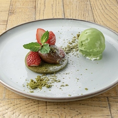 苺とチョコレートムースのタルト　抹茶ジェラート添え