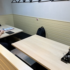 本格的な中華料理をお手頃価格で堪能できます。白を基調とした明るい店内で開放感があり、心地よい時間を提供いたします。温かみのある木製テーブルで、ゆったりとした座り心地、少人数での会食に最適な環境が整っています。友人や大切な人との特別なひとときにぴったり！美味しい料理と共に、素敵な思い出を作りましょう。