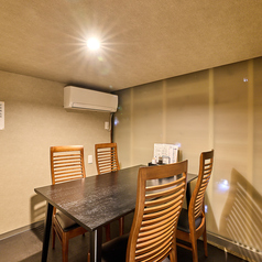 個室4名様テーブル×4卓ございます。