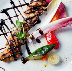 雛鳥と季節野菜の窯焼き　バルサミコソース