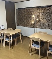 2階には最大12名様までご利用可能なテーブル席をご用意しております。こちらのフロアは喫煙が可能となっており、愛煙家の方も気兼ねなくお食事をお楽しみいただけます。会社のご宴会や地域のお集まりなど、中規模のグループ利用に最適な空間です。美味しい和食と充実したお酒で賑やかな時間をお過ごしくださいませ!