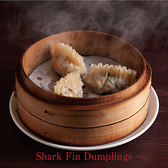 【中国茶もご用意あり】本格点心と一緒に楽しめる中国茶をご用意。お茶が開くまでじっくり待つ、リラックスした時間を楽しむことができます。烏龍茶、茉莉花茶、鉄観音など、華やかな香りのお茶をホットで準備しております。職人が丁寧に作った本格中華点心と中国茶で、ちょっと優雅なお食事をどうぞ。