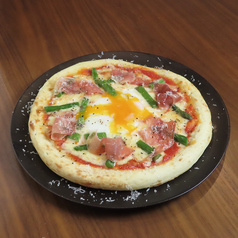 卵、アスパラ、生ハムのピッツァ　ビスマルク風
