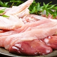 【松風地どり】生産者曰く日本で二番目に美味しい地鶏。松風地鶏とは名古屋コーチン純血種ですが、育成期間、飼料に大きな違いがあります。育成期間は一般的な名古屋コーチンが4か月なのに対し、松風地どりは6～9か月。また、抗生物質・農薬不使用のエサを使っております。そのため良質な肉質を持った鶏が育つのです。
