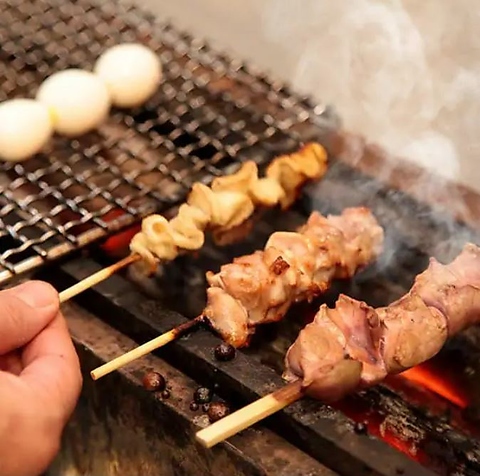 炭火で香ばしく焼き上げたこだわりの焼き鳥と全国各地の旨い酒をご堪能ください♪