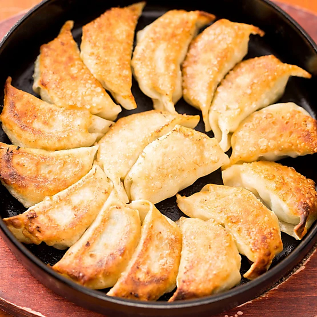 なかーてぃーでこれだけは食べてほしいベスト3に入る名物「鉄なべギョーザ」アツアツを召し上がれ！