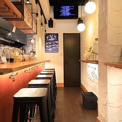 気軽に一杯飲みたい時や、ちょっとした待ち合わせにも便利なスタンディングカウンターを2卓×2セットご用意しております。活気ある雰囲気の中で、美味しい料理とドリンクをサクッと楽しめるお席です♪