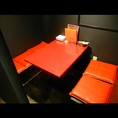 赤いテーブルがモダンな個室(4席×2卓)
